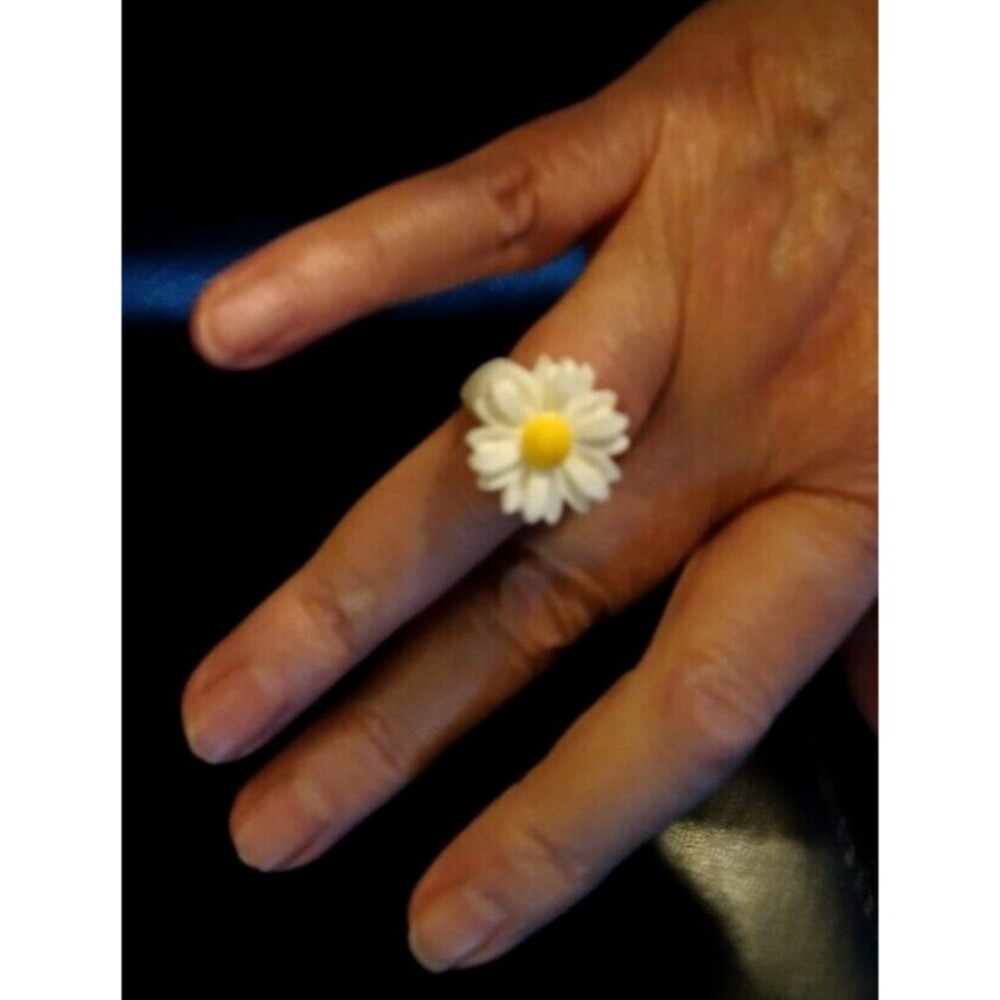 Thick Plastic Multicolor daisy flower Ring Size 7.5